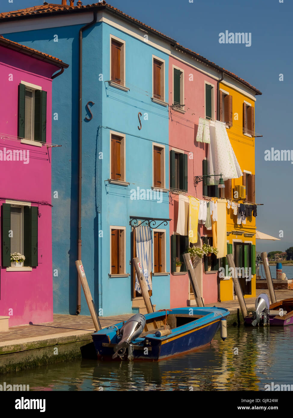 Die traditionelle bunten gestrichenen Häusern mit Wäsche draußen hängen Wäscheleinen, auf der Insel Burano. Italien Stockfoto