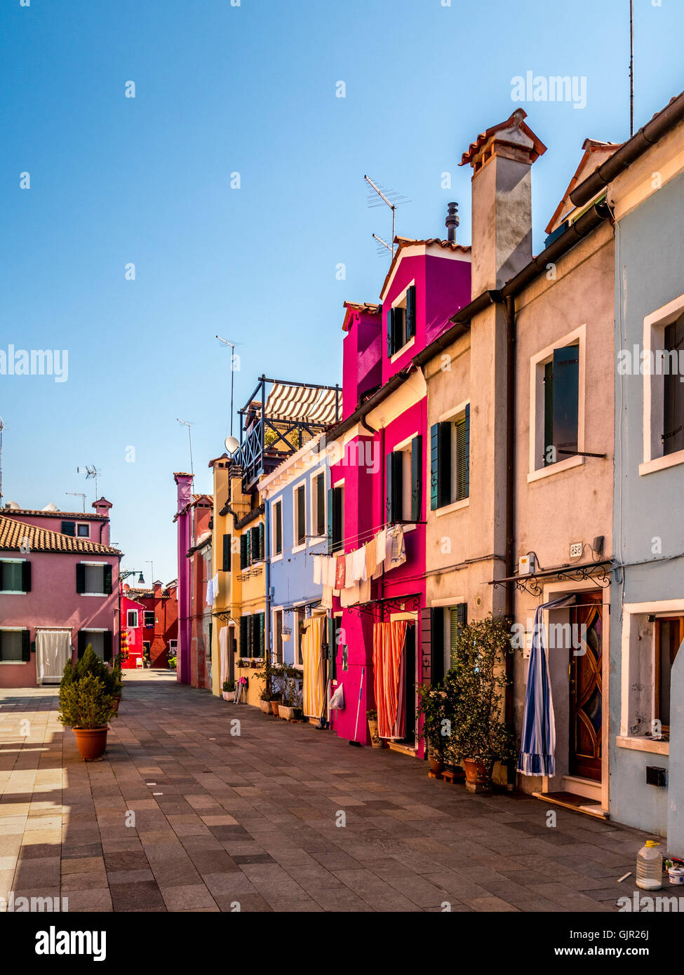 Die traditionelle bunten gestrichenen Häusern mit Wäsche draußen hängen Wäscheleinen, auf der Insel Burano. Italien. Stockfoto