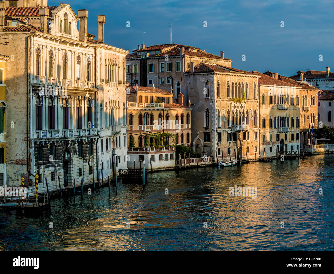 Traditionellen venezianischen Gebäuden entlang des Canal Grande, bei Sonnenaufgang. Venedig. Italien. Stockfoto