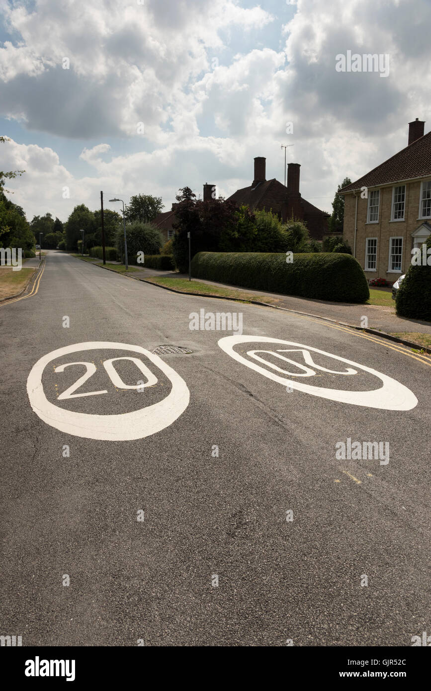 Weitwinkel von 20 Meilen pro Stunde mph Nahaufnahme Tempolimitschilder gemalt auf einer Straße in Cambrudge UK Stockfoto