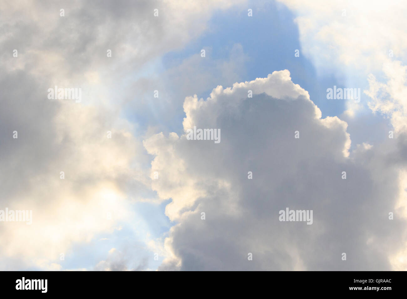 Stürmischen Wolken mit einer kleinen Pause und Himmel im Hintergrund. Stockfoto