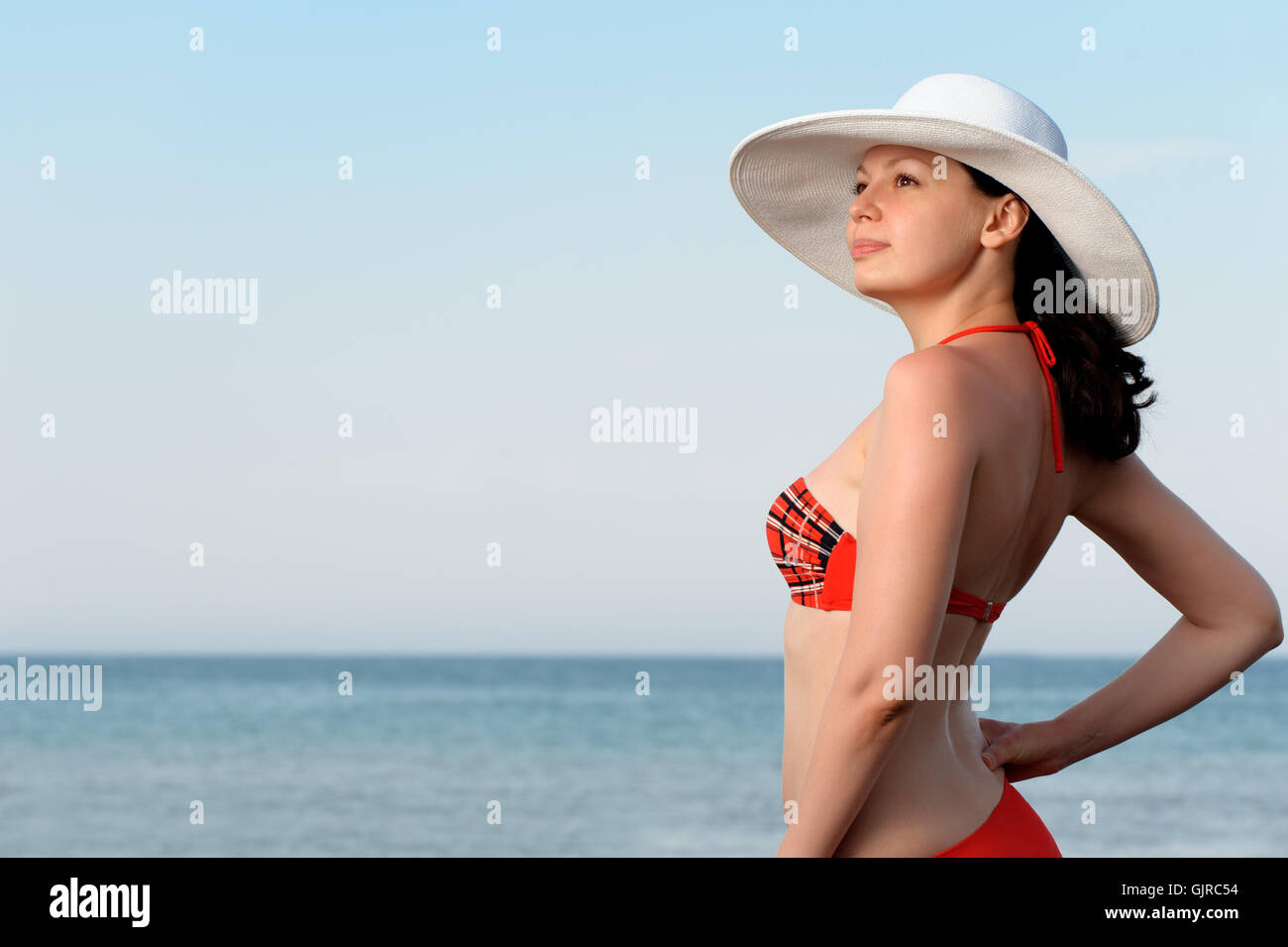 Das Mädchen in einen Hut gegen das Meer und blauer Himmel Stockfoto