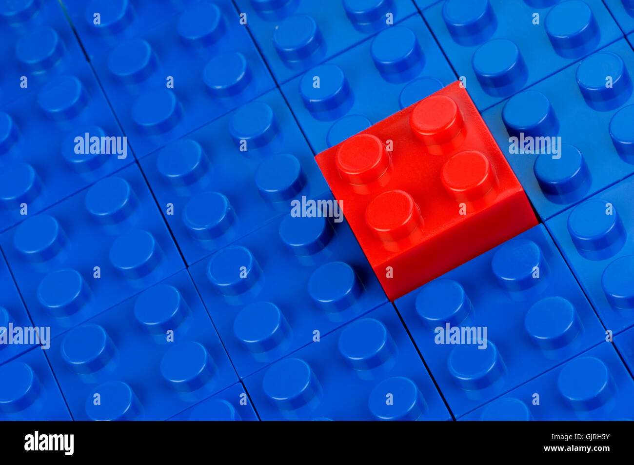 roten Block eingefügt in blau Stockfoto