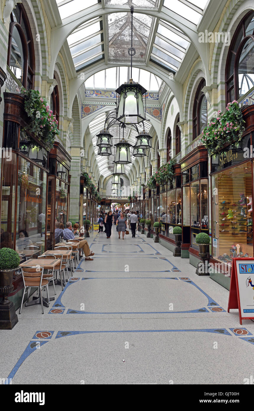 Royal Arcade in Norwich City Center, mit seinen Glasdächer und reich verzierten Lichtern Stockfoto