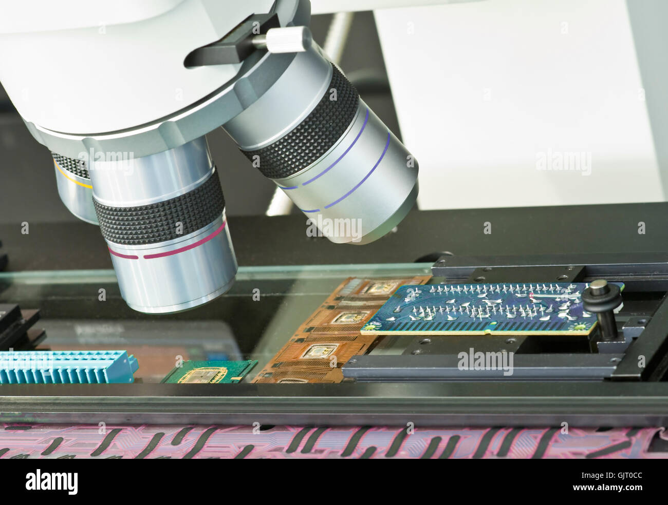 Elektronik zu testen, mit Mess-Mikroskop Stockfoto