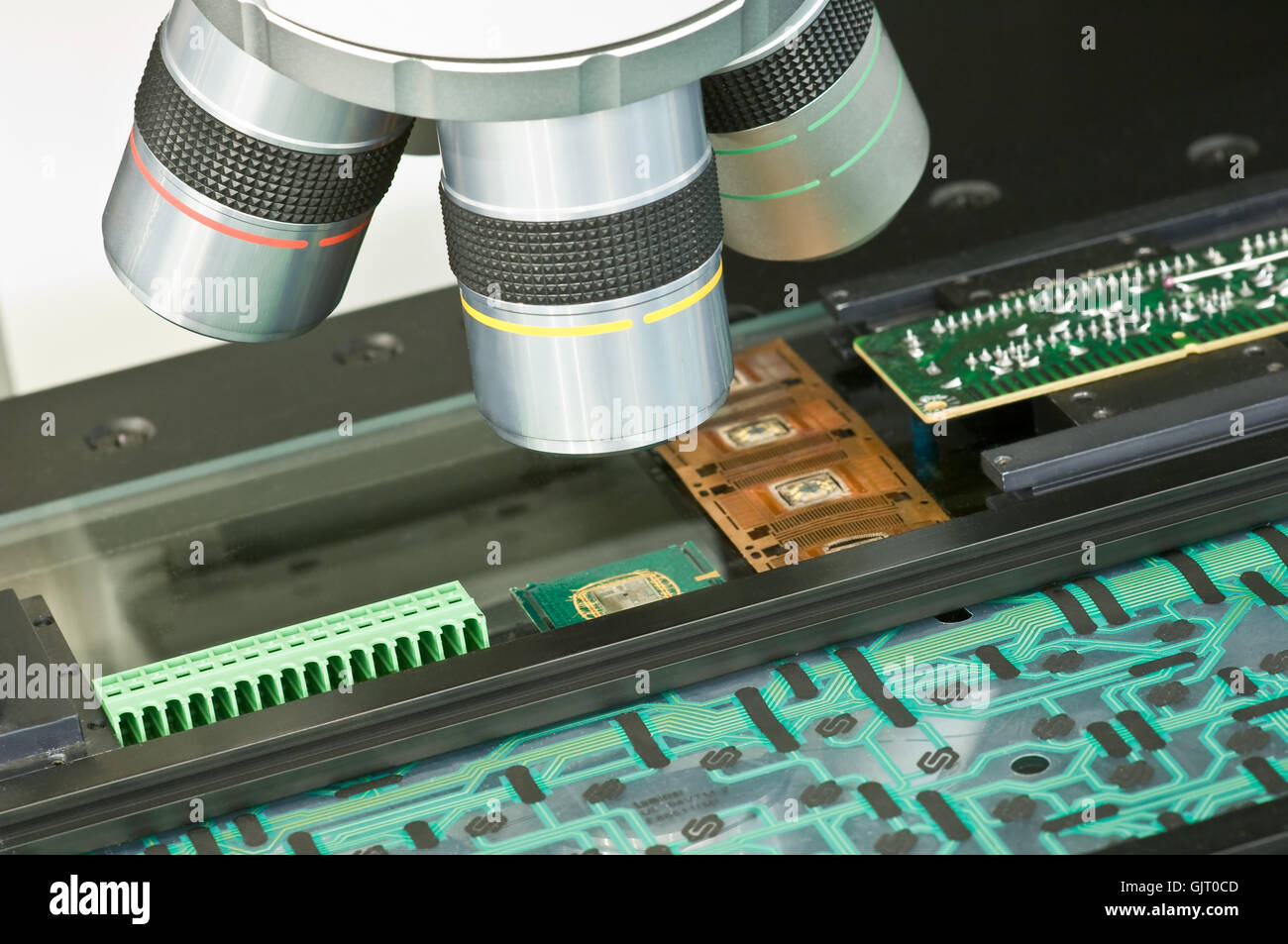 Elektronik zu testen, mit Mess-Mikroskop Stockfoto