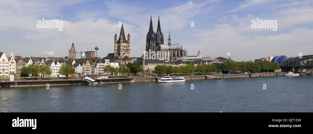 Kölner Skyline mit Rhein und Dom Stockfoto