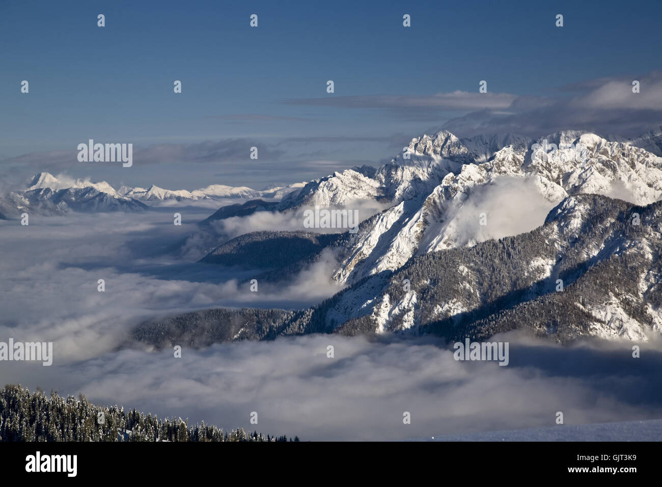 Bergwelt Winter Nebel Stockfoto