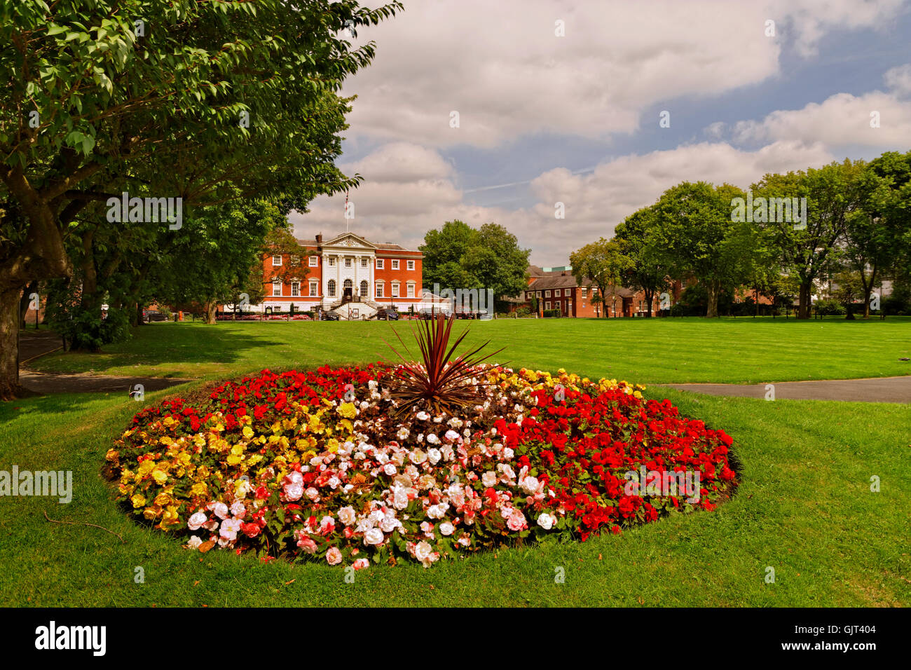 Rathaus und Gärten in Warrington, Cheshire. Stockfoto