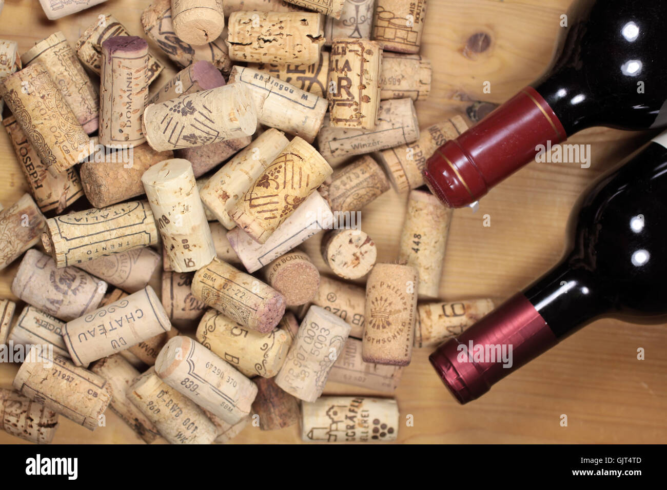 Korken auf einem Haufen mit Rotwein Stockfoto