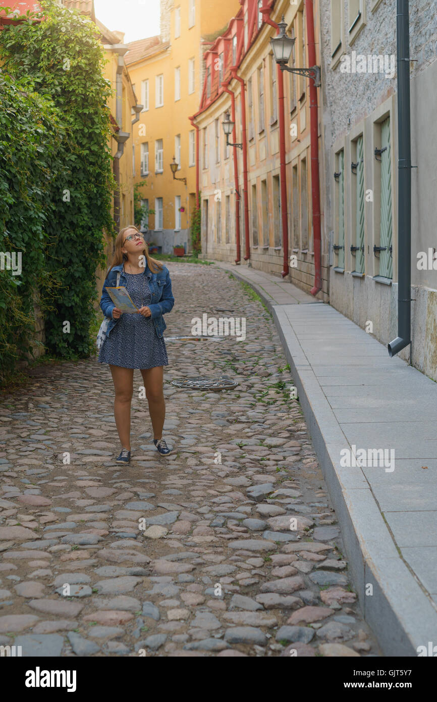 Junge süße weibliche Touristen mit Karte zu Fuß durch die malerische Straße der europäischen Stadt Stockfoto