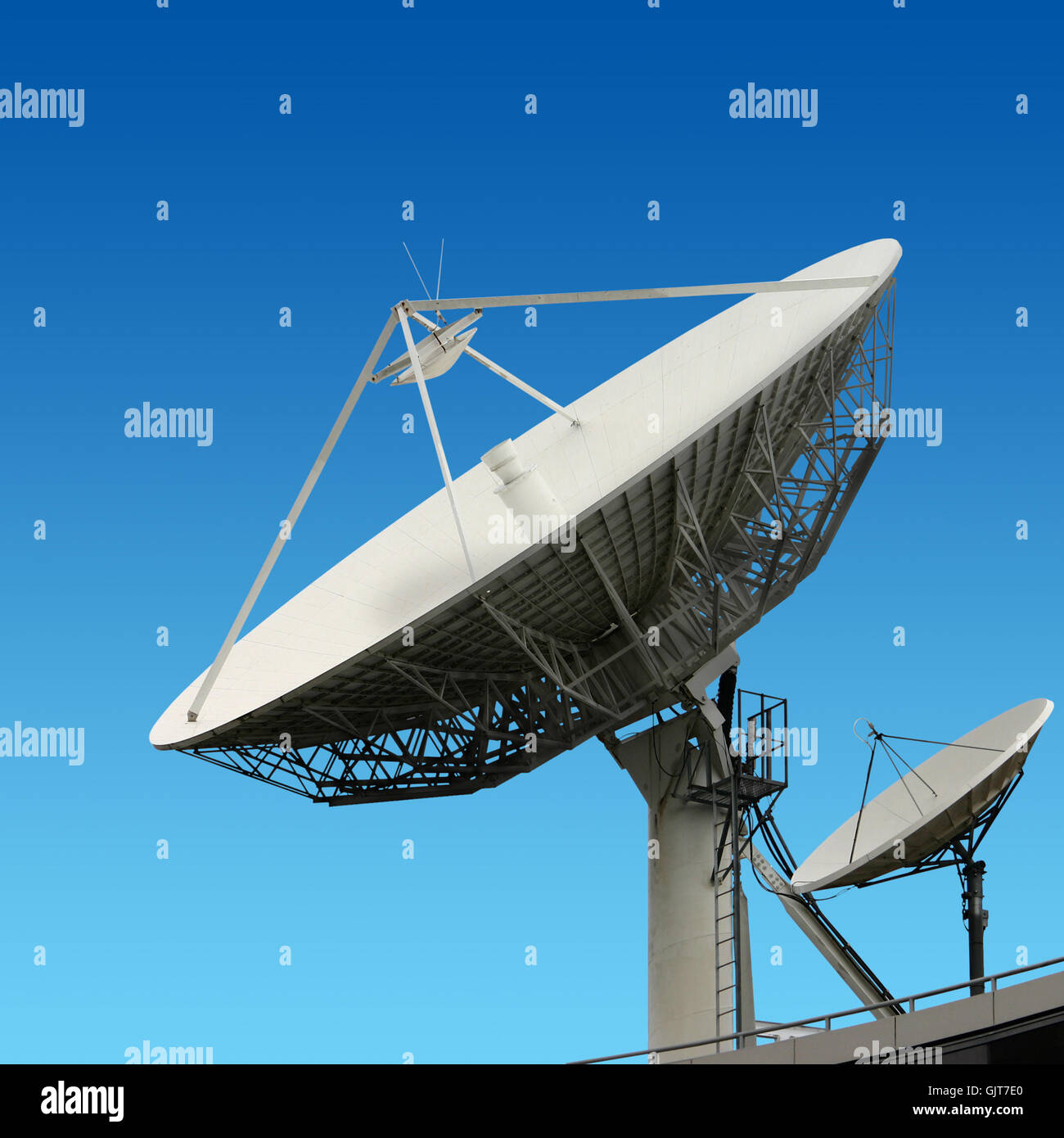 Sat-Schüssel Antenne Wolken Schüssel auf dem Dach Sat-Himmel große Radio-Elektronik Stockfoto