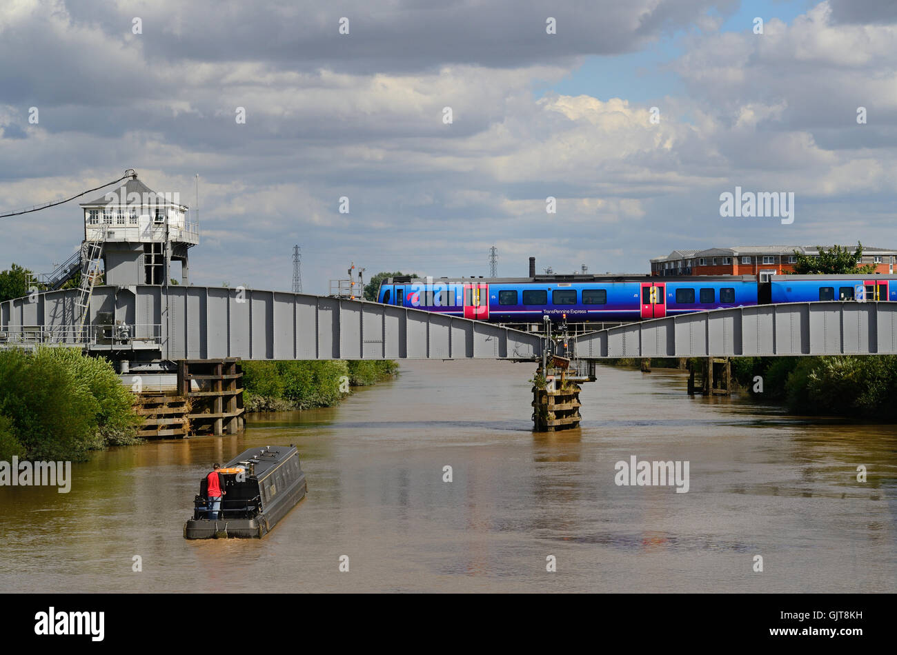Trans-Pennine Schnellzug Selby Schaukel Brücke überspannt den Fluss Ouse mit schmalen Boot vorbei unter, Selby, Großbritannien Stockfoto