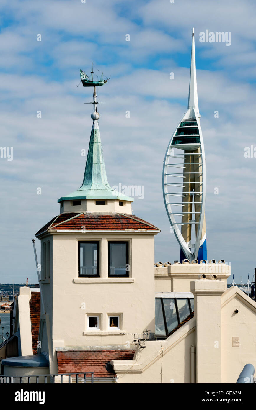Blick auf den Spinnaker Tower, gesehen von Portsmouth Harbour Rundturm, Sally Port, Portsmouth, Hampshire, UK Stockfoto