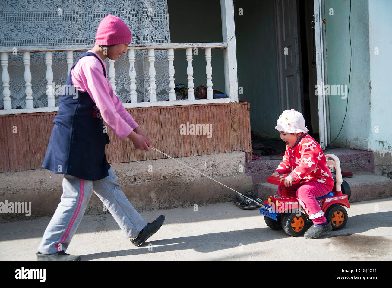 Jalabat, Kirgisistan: Kinder spielen im Garten in einem Dorf. Stockfoto