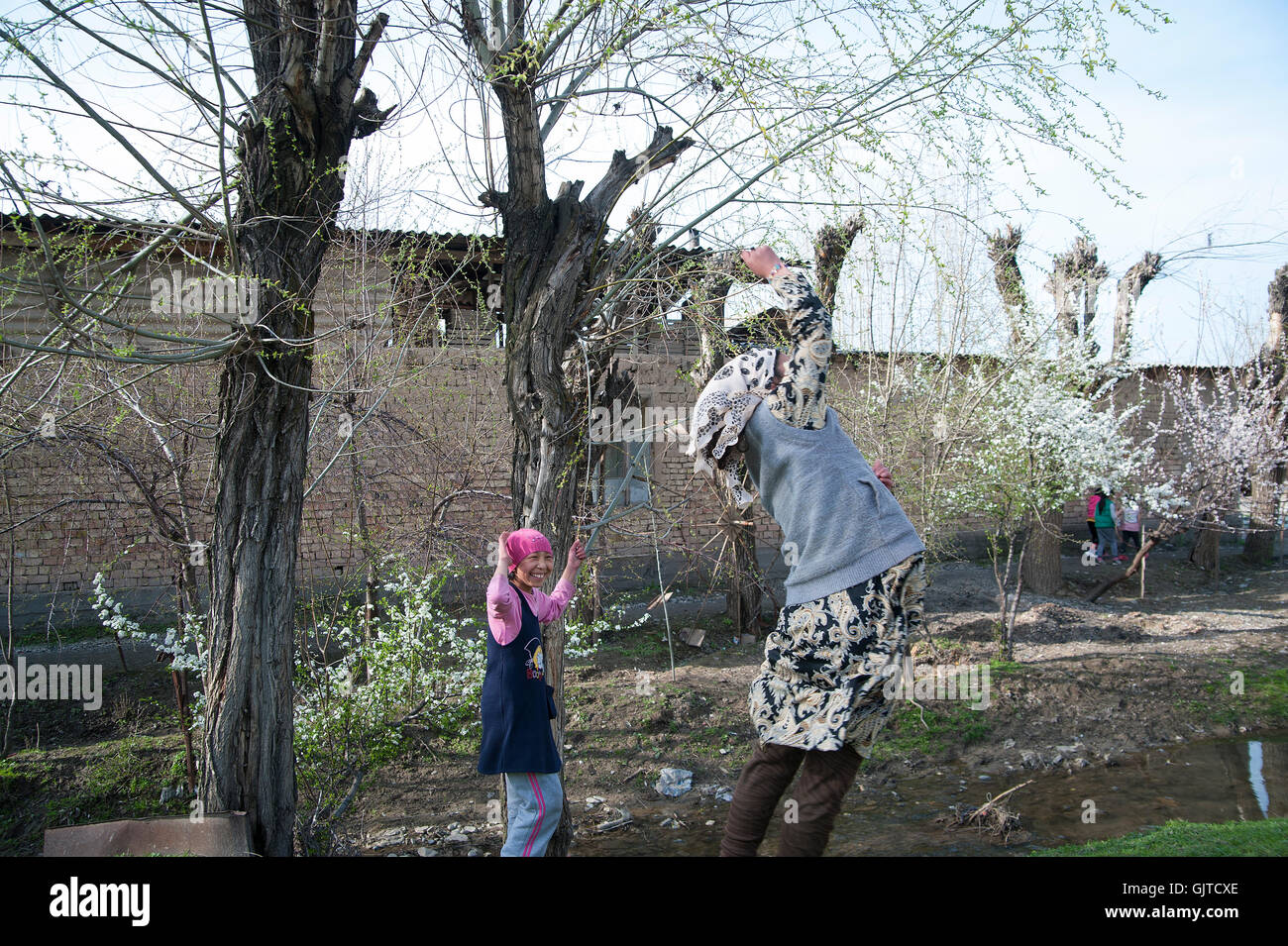 Jalabat, Kirgisistan: Kinder spielen in der Natur in einem Dorf. Stockfoto