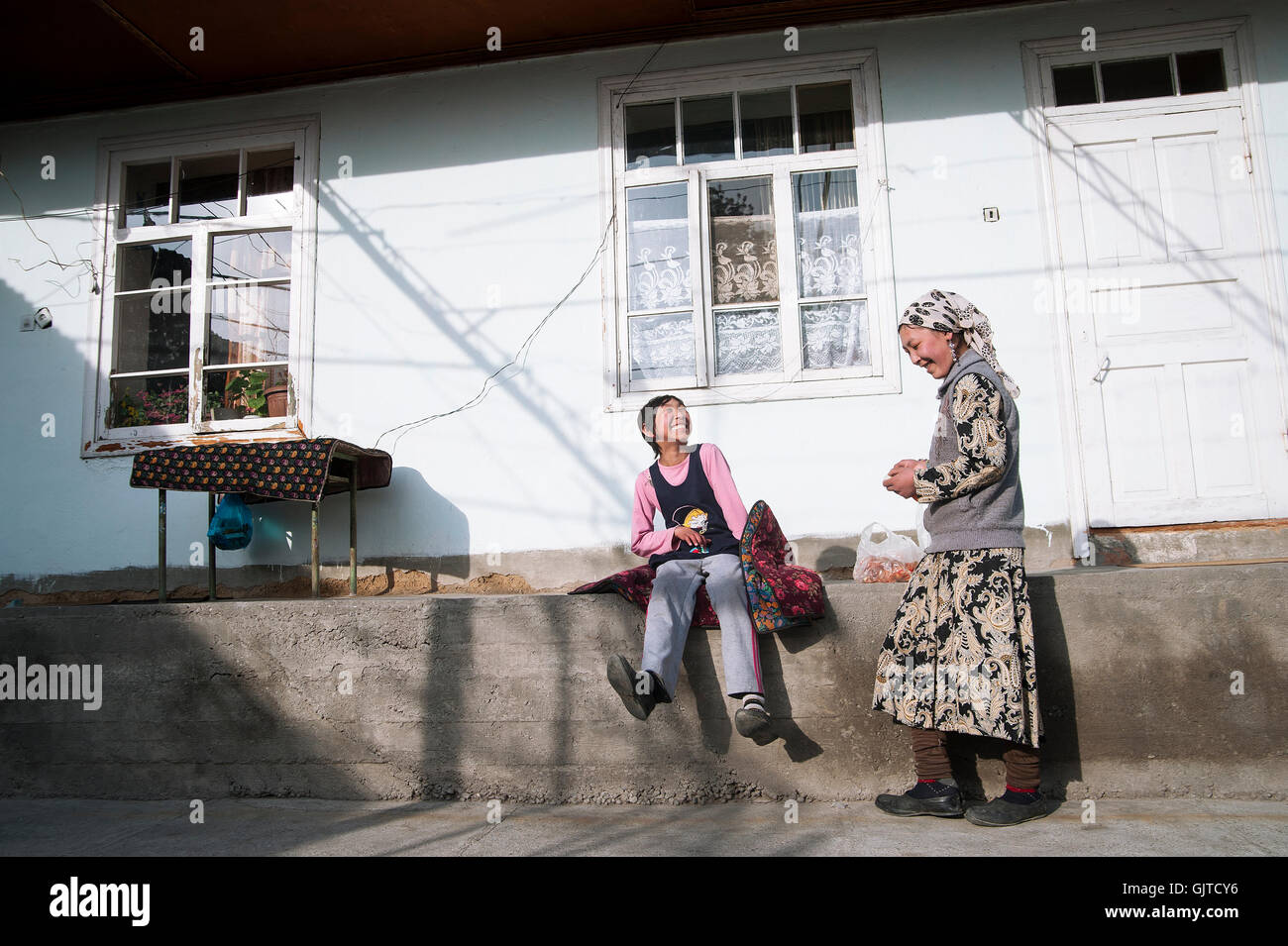 Jalabat, Kirgisistan: Kinder spielen im Garten/Hof in einem Dorf Stockfoto