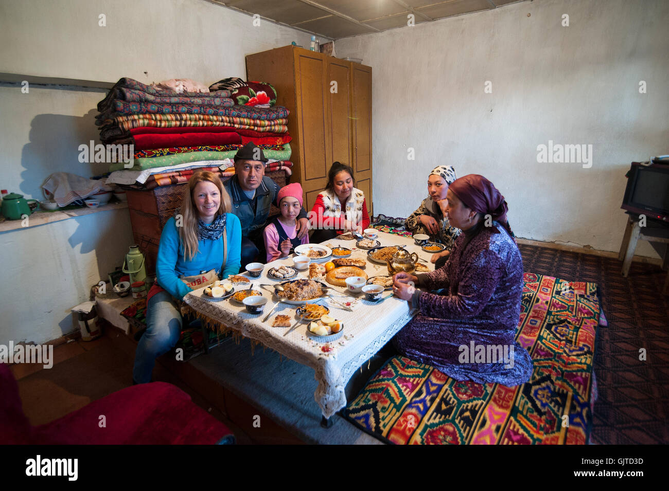 Ein Tourist ist Visitig einer traditionellen Familie in Kirgisistan. Stockfoto