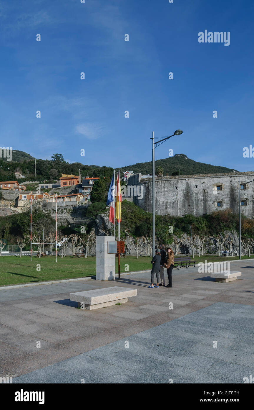 Monolith an der Promenade erinnert an das Ende der französischen Besatzung in der Stadt von Santona, Cantabria, Spanien. Stockfoto