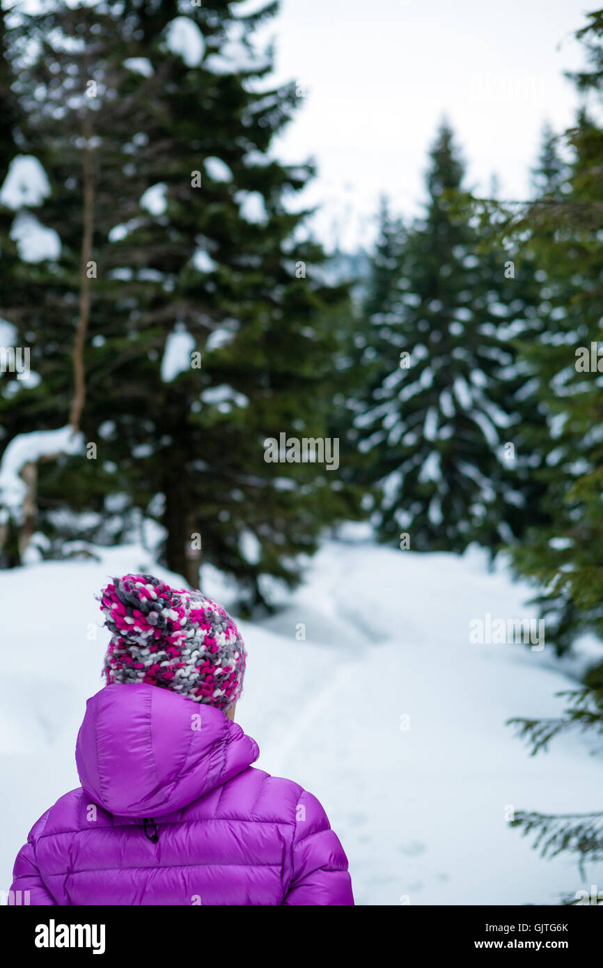 Frau im weißen Winterwald Wald wandern. Erholung, Fitness und gesunde Lebensweise im Freien in der Natur. Motivation und Inspiration Stockfoto