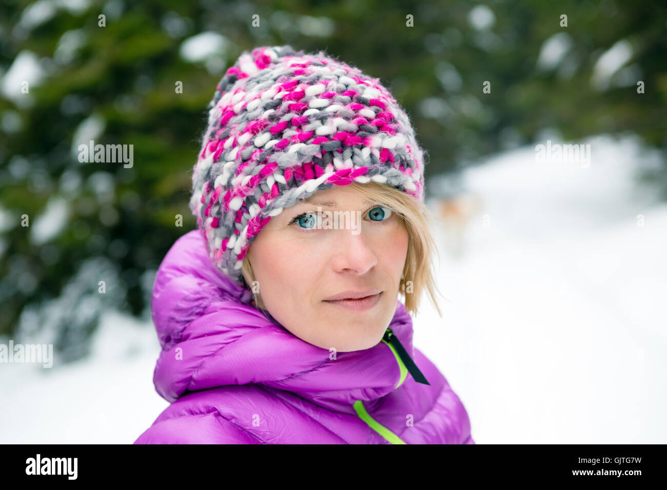 Frau im weißen Winterwald mit Akita Hund Wald wandern. Erholung, Fitness und gesunde Lebensweise im Freien in der Natur. Motivatio Stockfoto