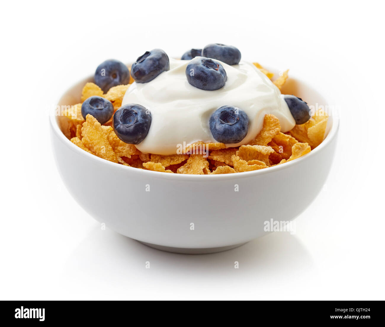 Schüssel mit Cornflakes und Blaubeeren mit Joghurt isoliert auf weißem Hintergrund Stockfoto