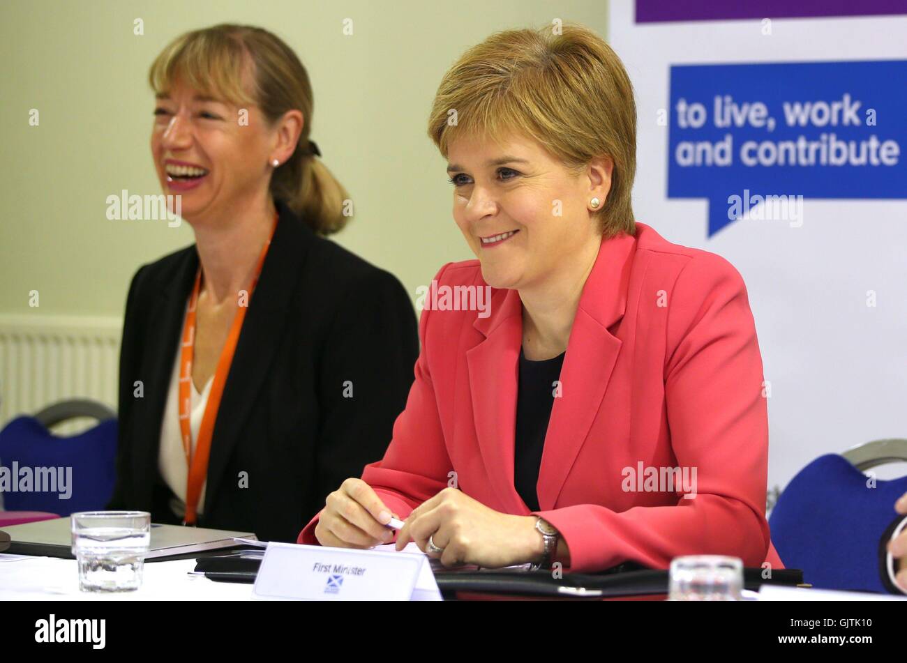 Leslie Evans (links) ständiger Sekretär der schottischen Regierung und ersten Minister Nicola Sturgeon während einer speziellen Kabinettssitzung an der Getreidebörse in Edinburgh, vor einer öffentlichen Diskussion über das Ergebnis des EU-Referendums und was bedeutet es für EU-Bürger leben in Schottland. Stockfoto