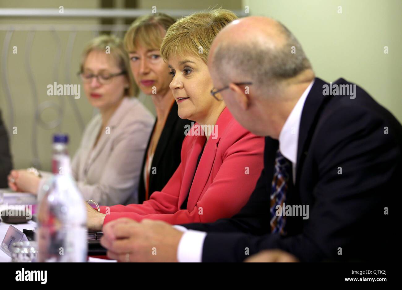 (zweite links-rechts) Leslie Evans, ständiger Sekretär der schottischen Regierung, erster Minister Nicola Sturgeon und Abgeordneter First Minister John Swinney während einer speziellen Kabinettssitzung an der Getreidebörse in Edinburgh, vor einer öffentlichen Diskussion über das Ergebnis des EU-Referendums und was bedeutet es für EU-Bürger leben in Schottland. Stockfoto