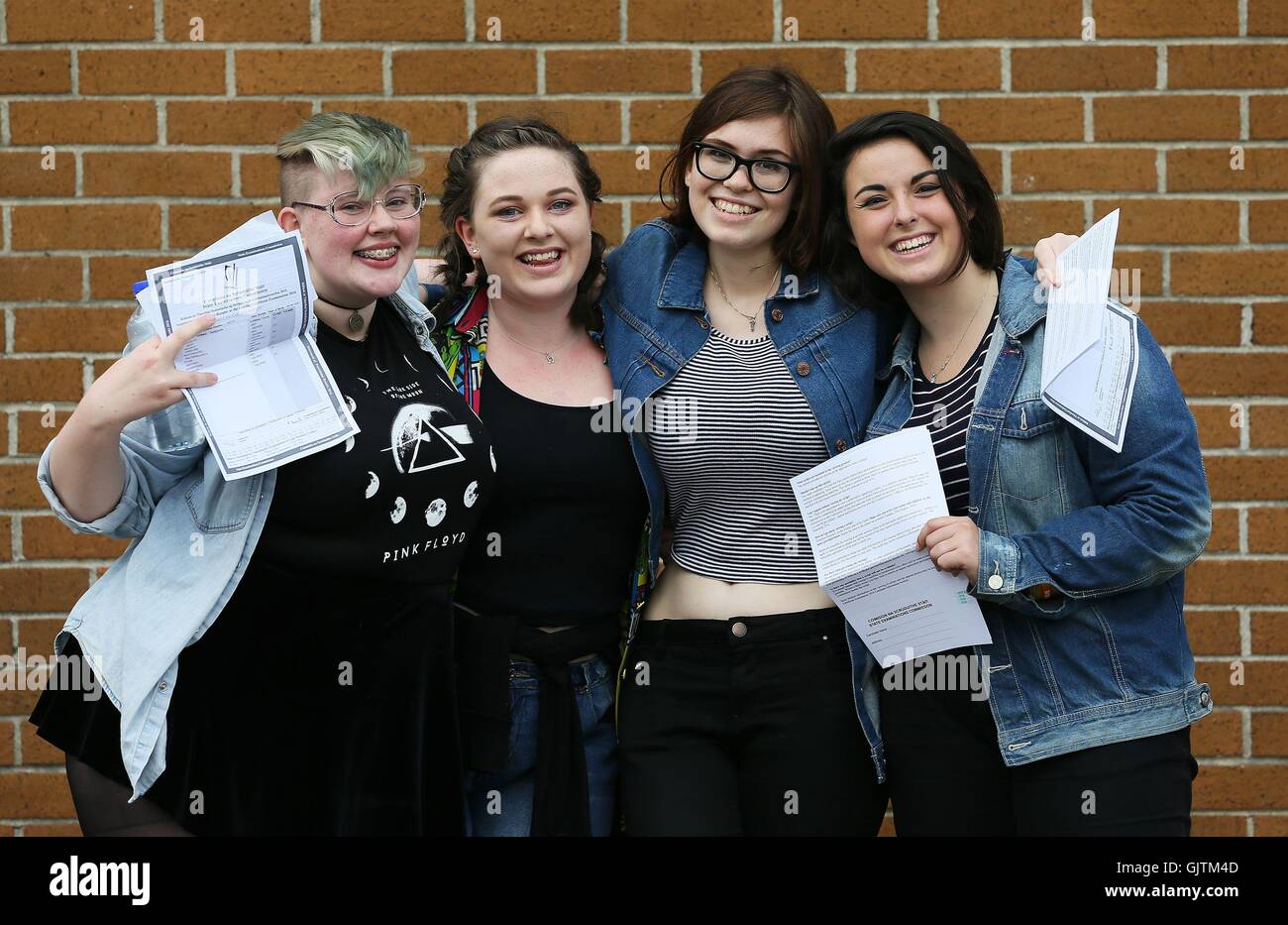 Schüler von Mount Temple School (von links nach rechts) Megan Cassidy, Sibeal Ni Mhaoileoin, Phoebe Kelly McDonnell und Hazel O'Kelly, nachdem ihre Leaving Certificate Prüfung sammeln am Mount Temple School in Dublin führt. Stockfoto