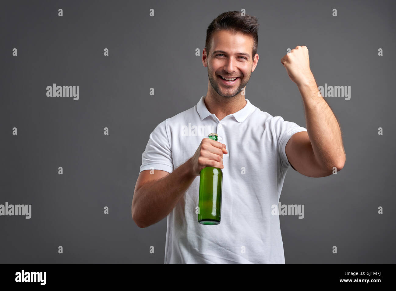 Ein hübscher junger Mann Gefühl glücklich und feiert ein Bier mit gedrückter Stockfoto