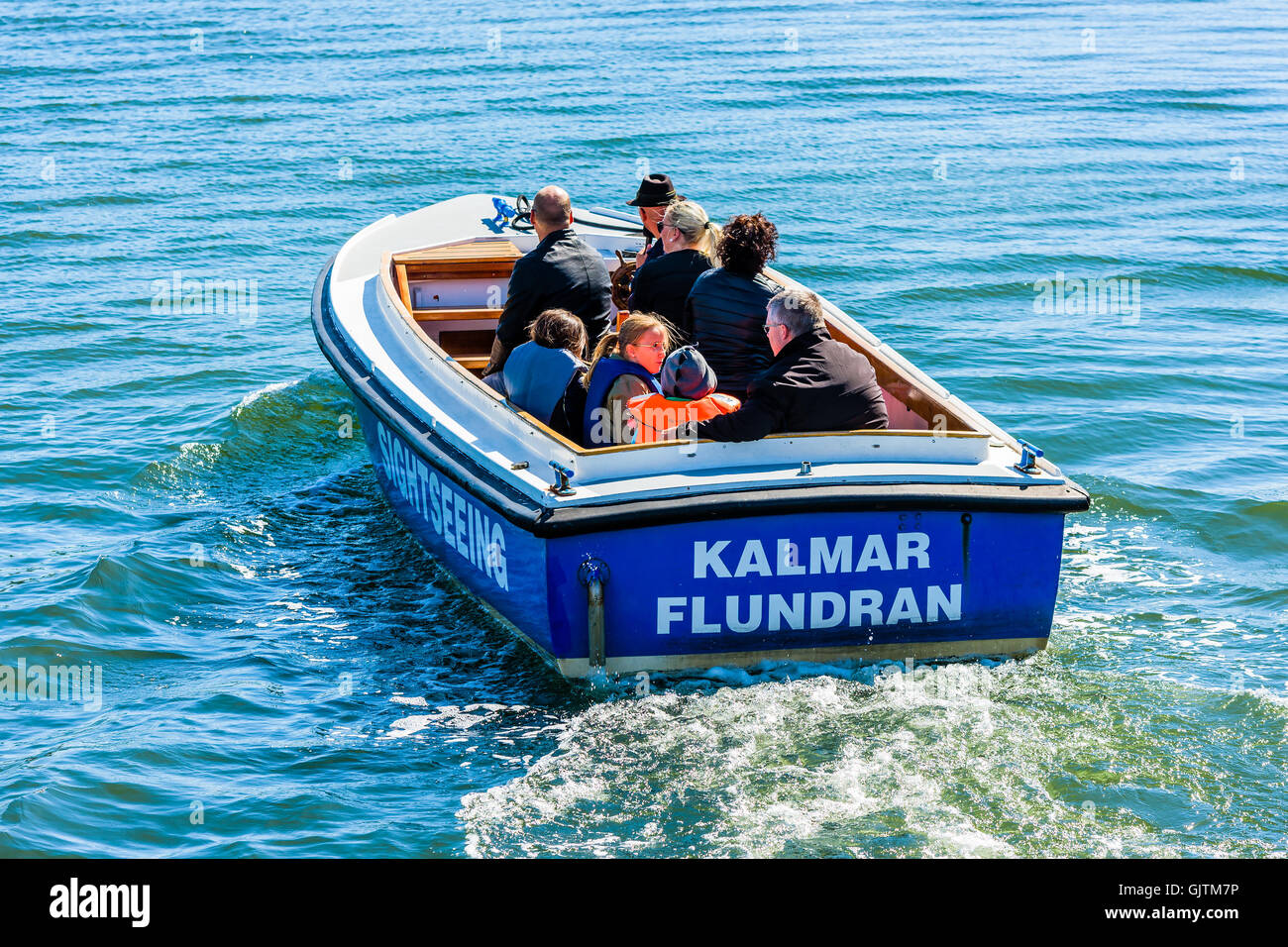 Kalmar, Schweden - 10. August 2016: Touristen auf dem Sightseeing-Boot Kalmar Flundran wie von hinten und oben zu sehen. Stockfoto