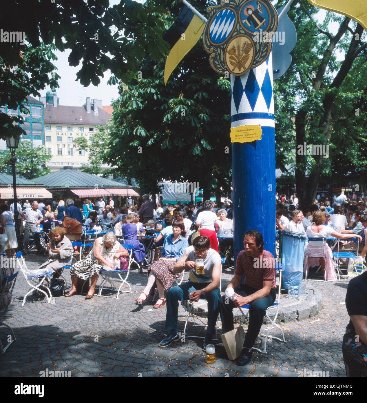 Biergarten bayern münchen maibaum Fotos und Bildmaterial in hoher