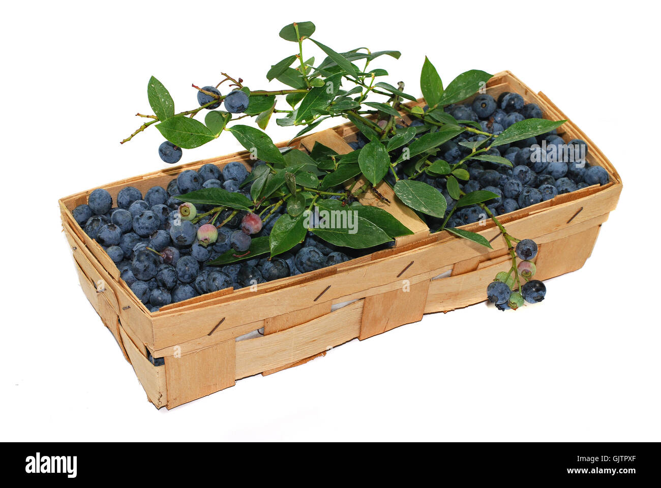 Heidelbeeren in einem hölzernen Korb Stockfoto