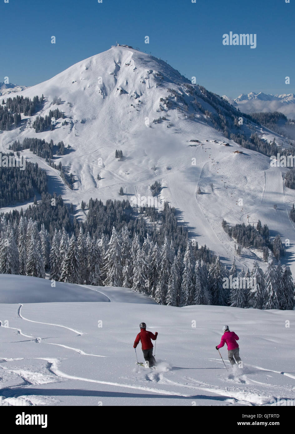 tiefen Schnee bergab auf der hohen salve Stockfoto