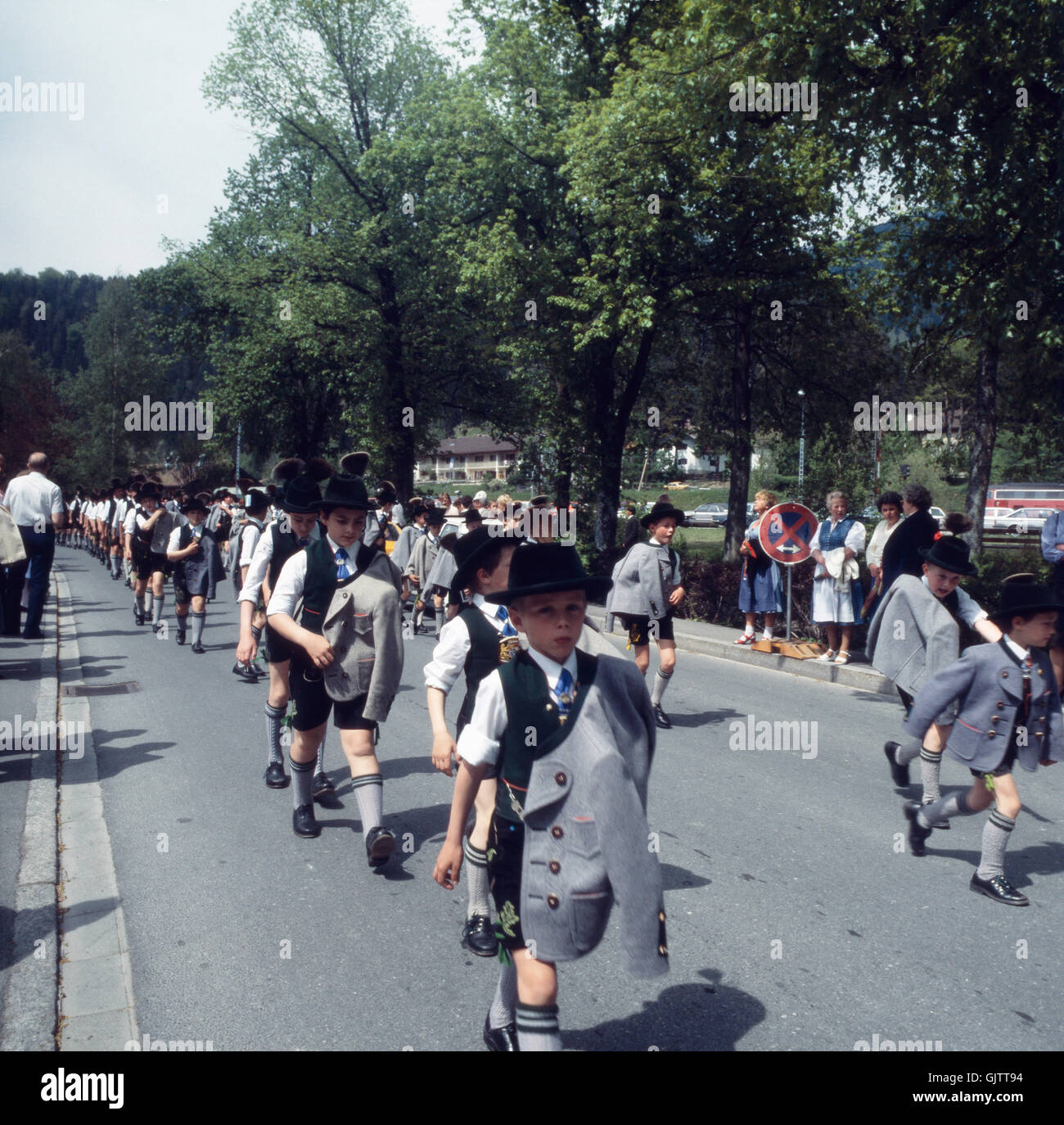 Oberbayern, Landkreis Miesbach, 1980er. Trachtenfest in Bayrischzell. Trachtenparade. Oberbayern, Landkreis Miesbach, Gemeinde Bayrischzell, 1980er Jahre. Bayerischen Traditonal Trachtenumzug. Stockfoto