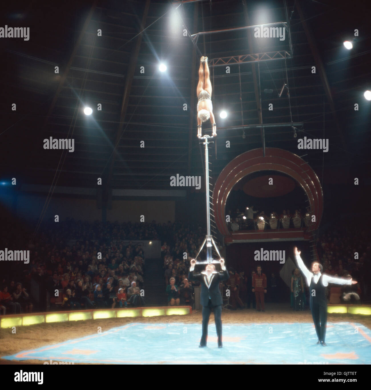 Zirkus Krone in München, 1981. Artisten in der Manege. Leistung im