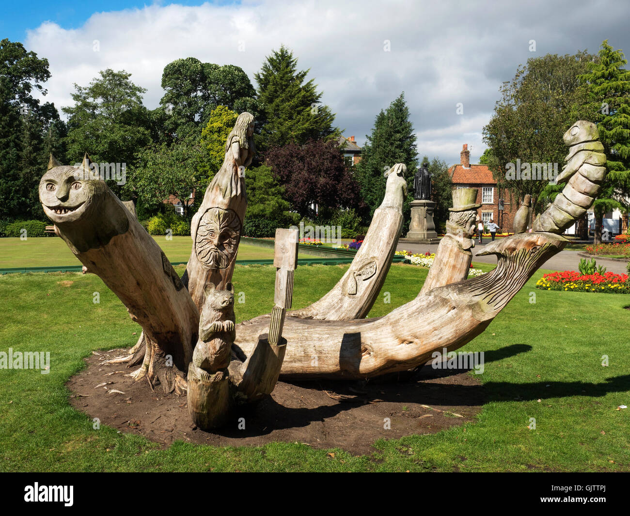 Hölzerne Alice im Wunderland-Skulptur im Kurpark Ripon North Yorkshire England Stockfoto