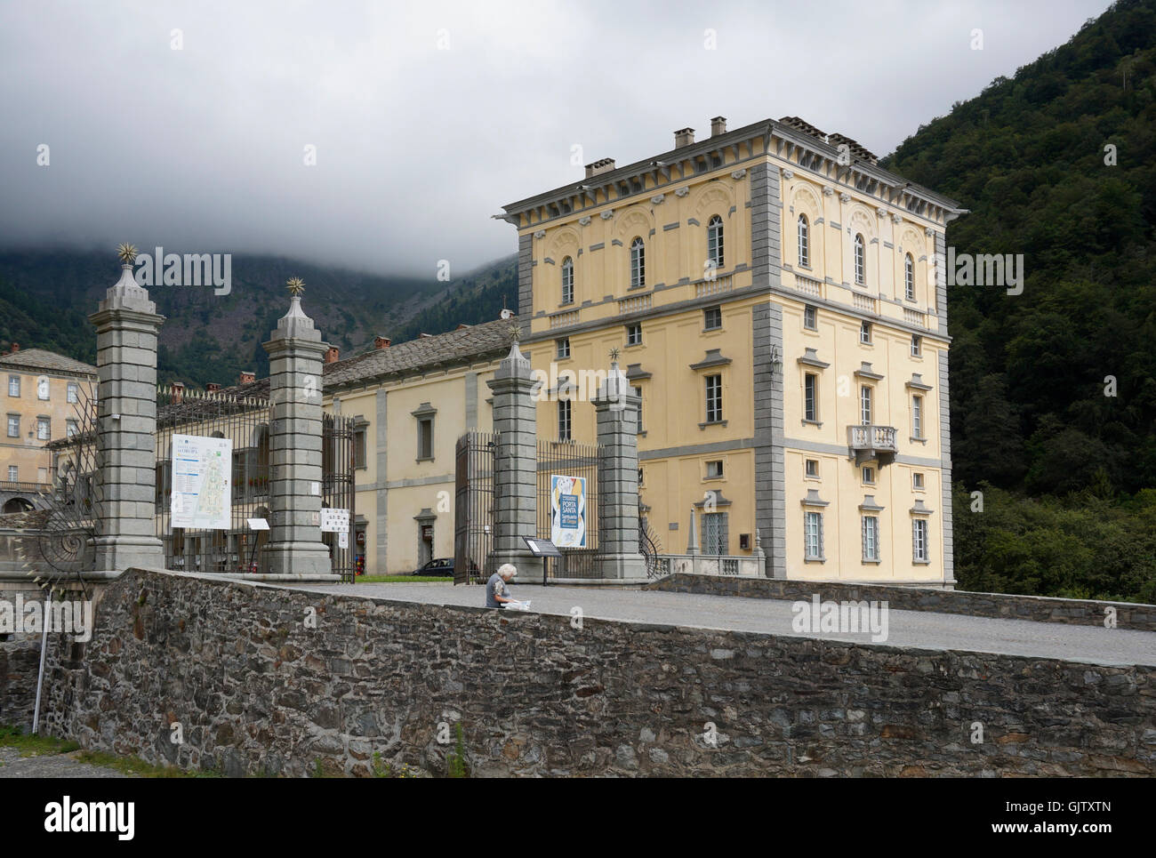 der Eingang des Heiligtums von Oropa, Provinz Biella, Piemont, Italien Stockfoto
