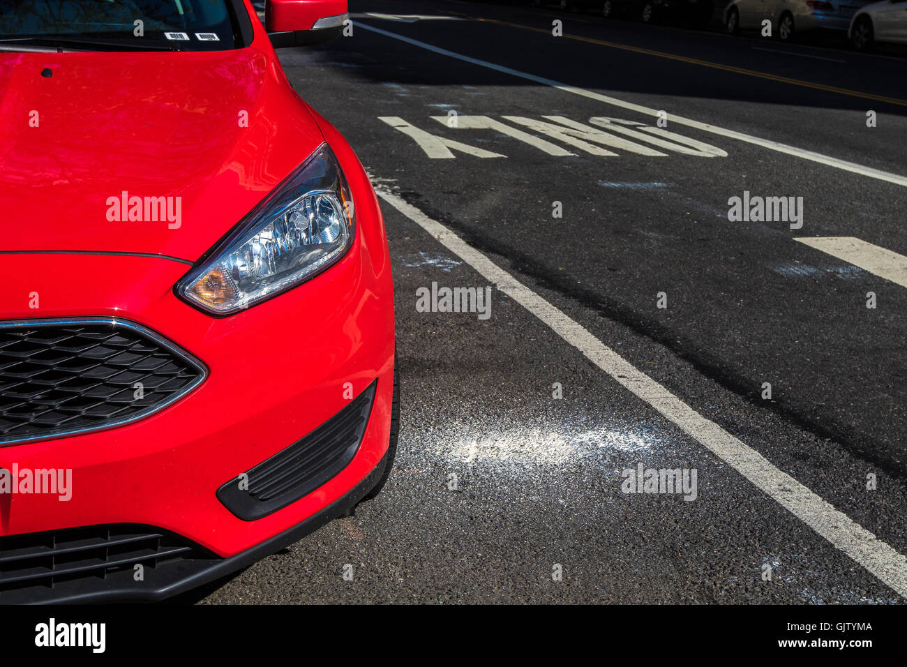 Ein teilweiser Blick auf ein neues rotes Auto in der Straße geparkt. Stockfoto