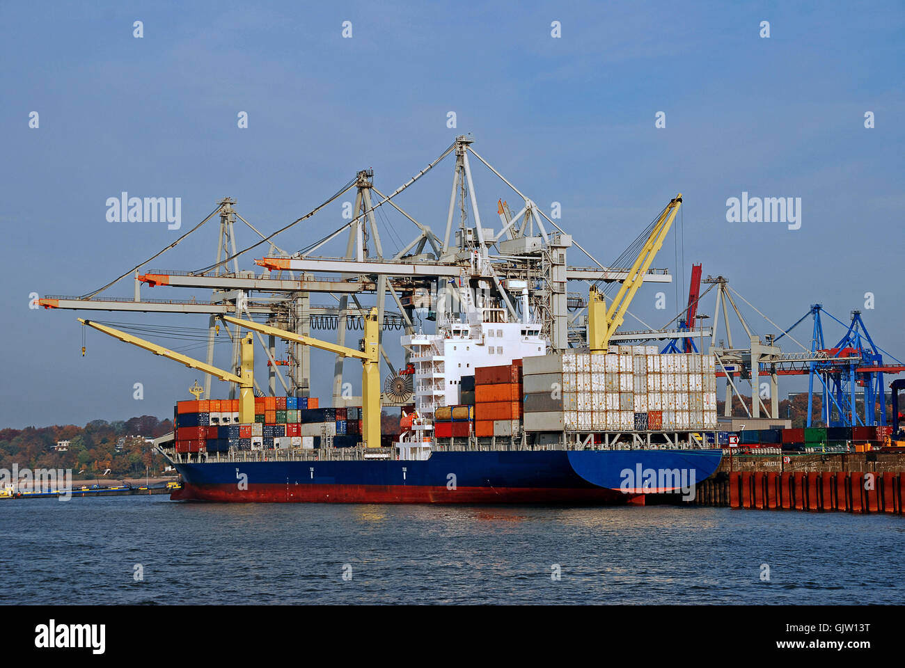 Containerschiff im Hafen von hamburg Stockfoto