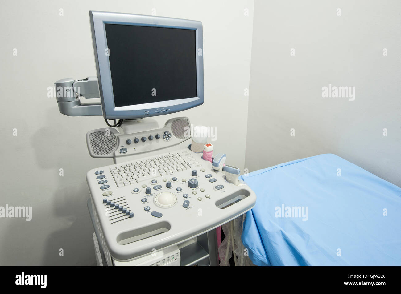 Prüfung Bett mit Ultraschallgerät der Maschine im Medical Center Krankenhaus Stockfoto