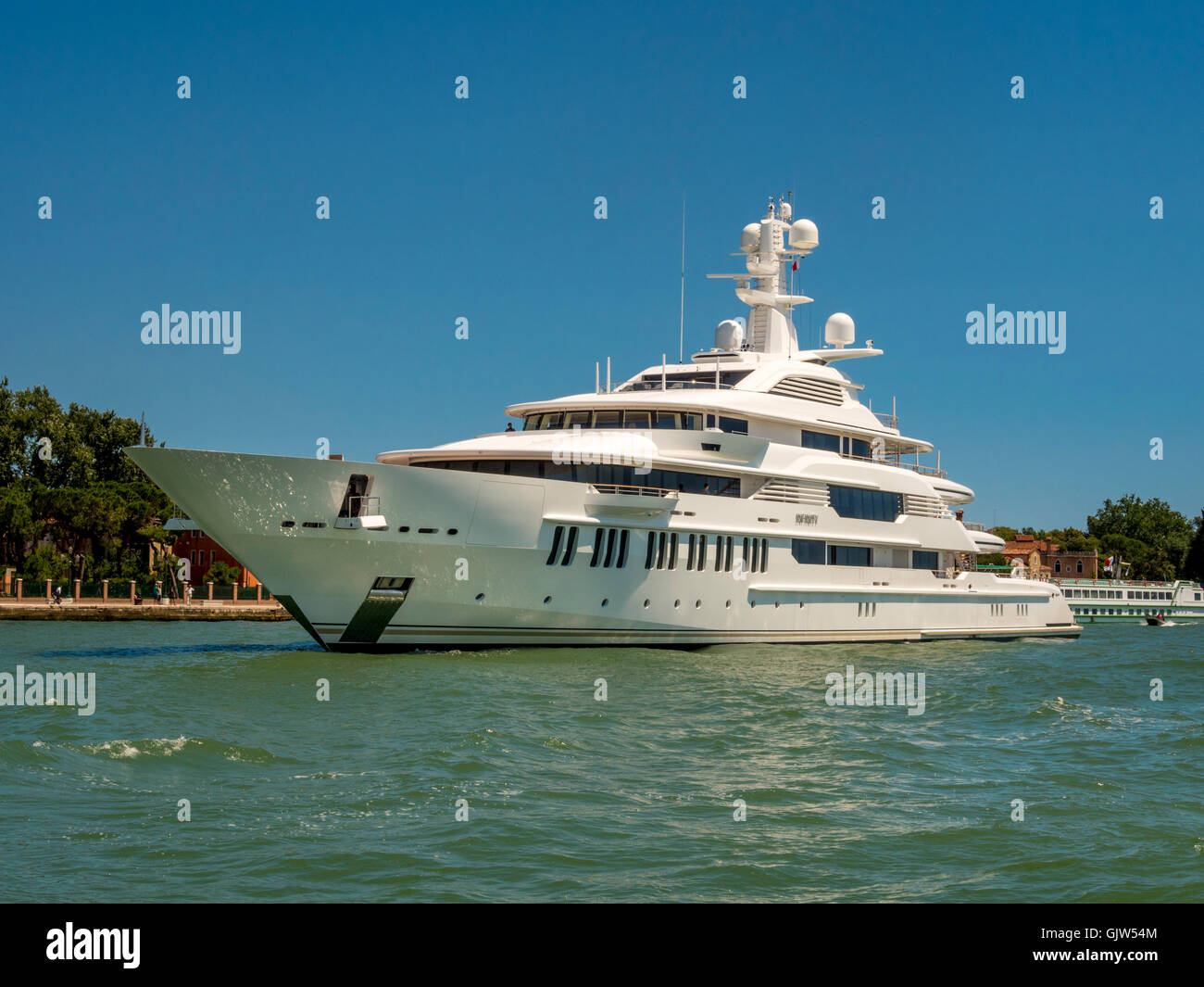 Luxus-Yacht vor Anker im Becken von Markusplatz, Venedig, Italien. Stockfoto