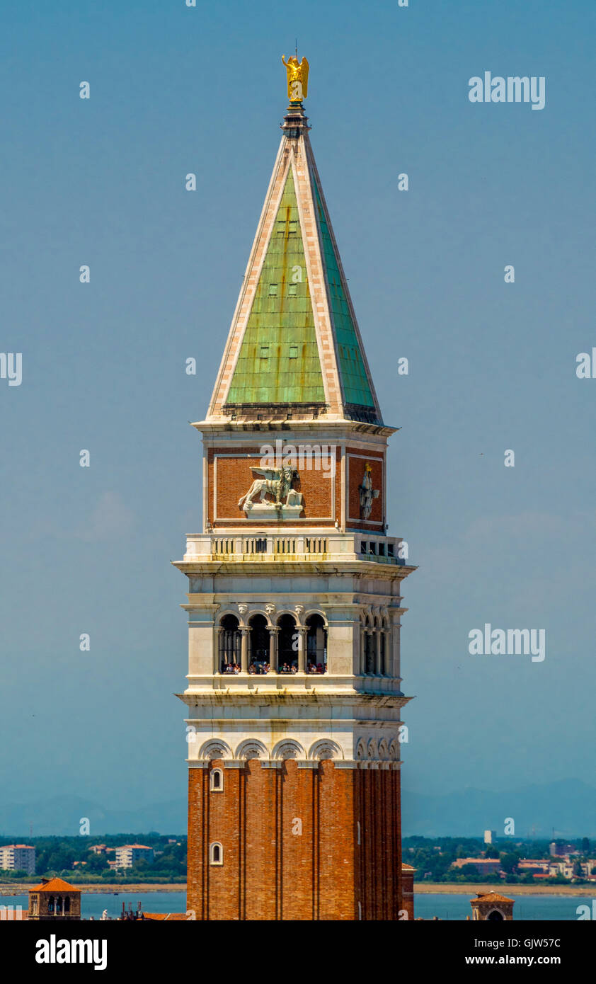 Markusplatz Glockenturm pyramidenförmige Turm an der Spitze, von denen eine goldenen Wetterfahne in Form des Erzengels Gabriel sitzt. Venedig Stockfoto