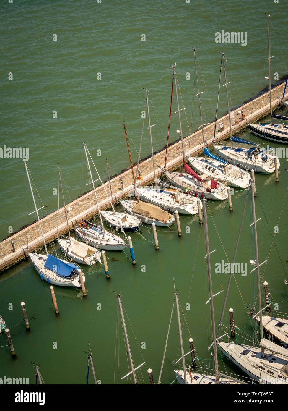Luftaufnahme von festgemachten Boote in der Marina auf der Insel San Giorgio Maggiore. Venedig, Italien. Stockfoto