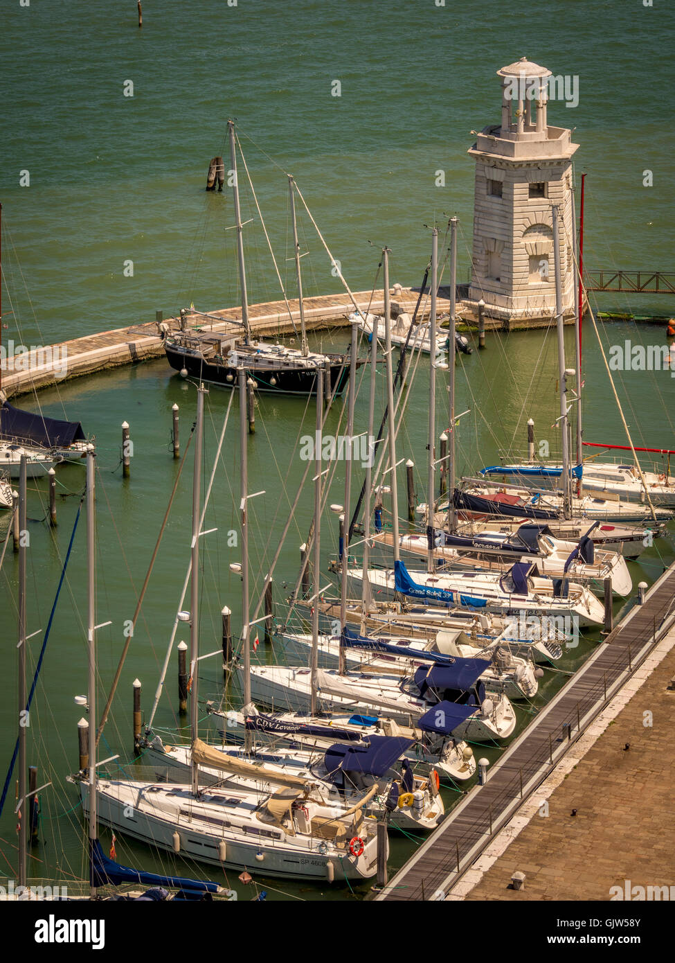 Luftaufnahme von festgemachten Boote in der Marina auf der Insel San Giorgio Maggiore. Venedig, Italien. Stockfoto