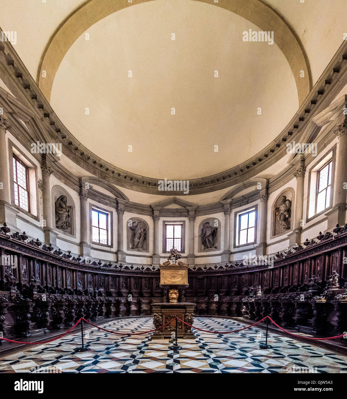 Geschnitzte hölzerne Chorgestühl mit gemusterten Marmorboden. Kirche