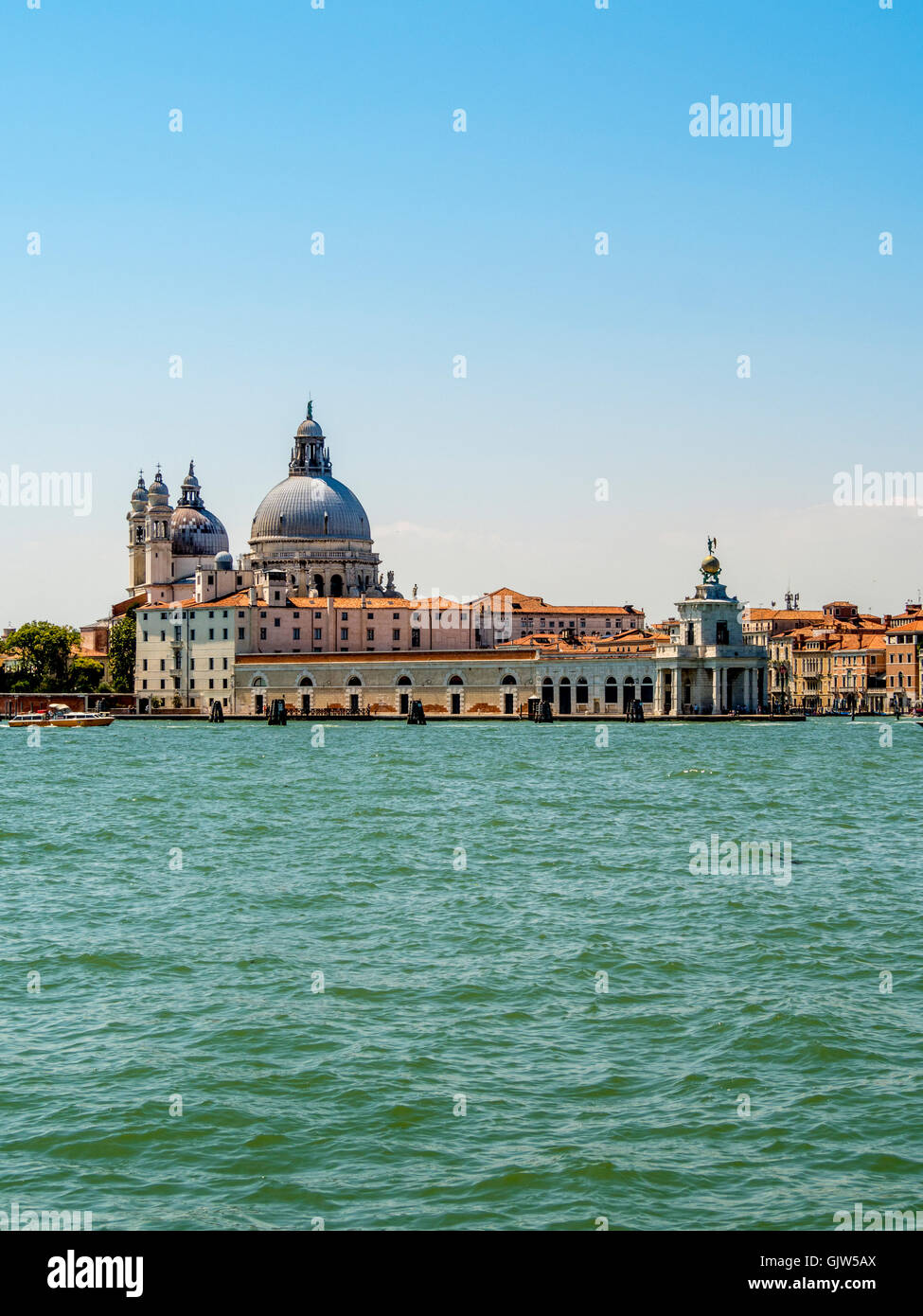 Punta della Dogana und Santa Maria della Salute mit Canale Giudecca im Vordergrund. Venedig, Italien. Stockfoto