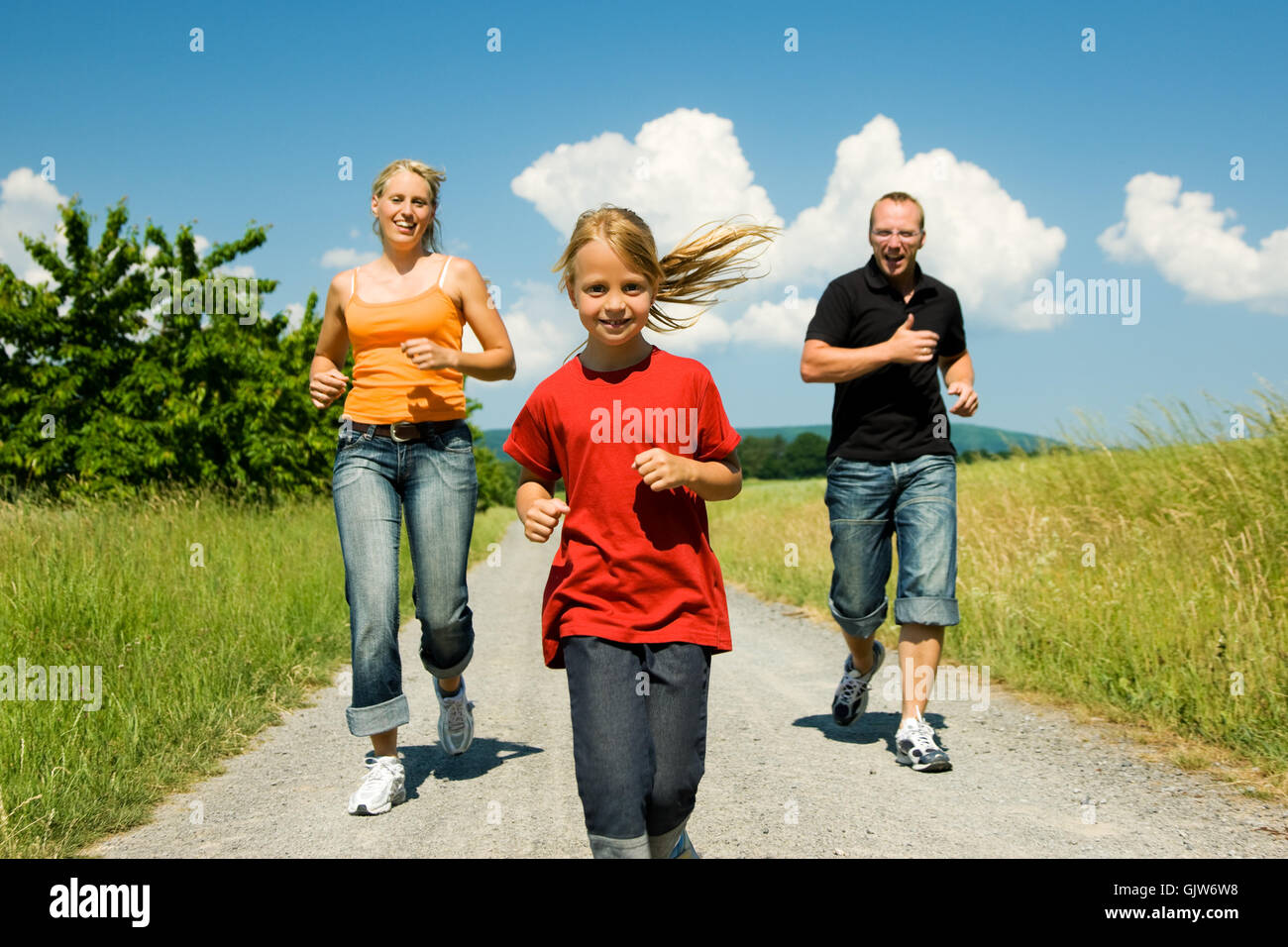 Familie joggt im Sommer Stockfoto