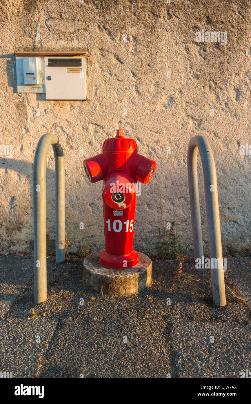 Rot lackierter französischer Hydrant frankreich Stockfoto