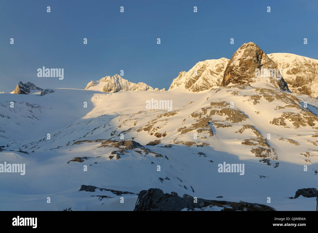 Nationalpark Dachstein: Hallstätter Gletscher, Hoher Dachstein (hinten Mitte) und Schöberl (rechts), Österreich, Oberösterreich, Upper Stockfoto